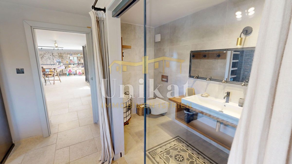 Splendida tenuta con due case in pietra e piscina